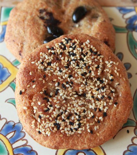 Whole-grain flatbread as a healthy carbohydrate option with olive, sesame and nigella seeds